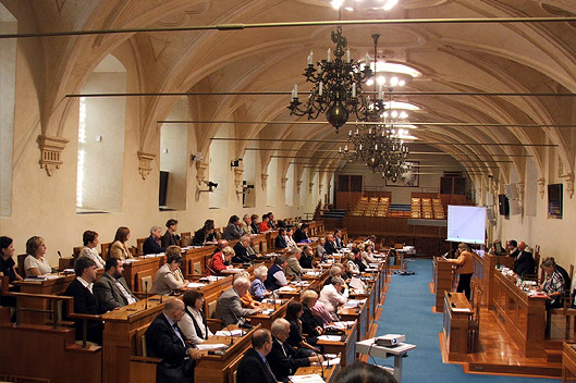 Poslanci a senátoři žalují jaro, že nepřišlo