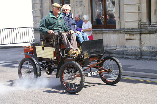 Že je mi 80 let? Zkus mi šáhnout na řidičák!